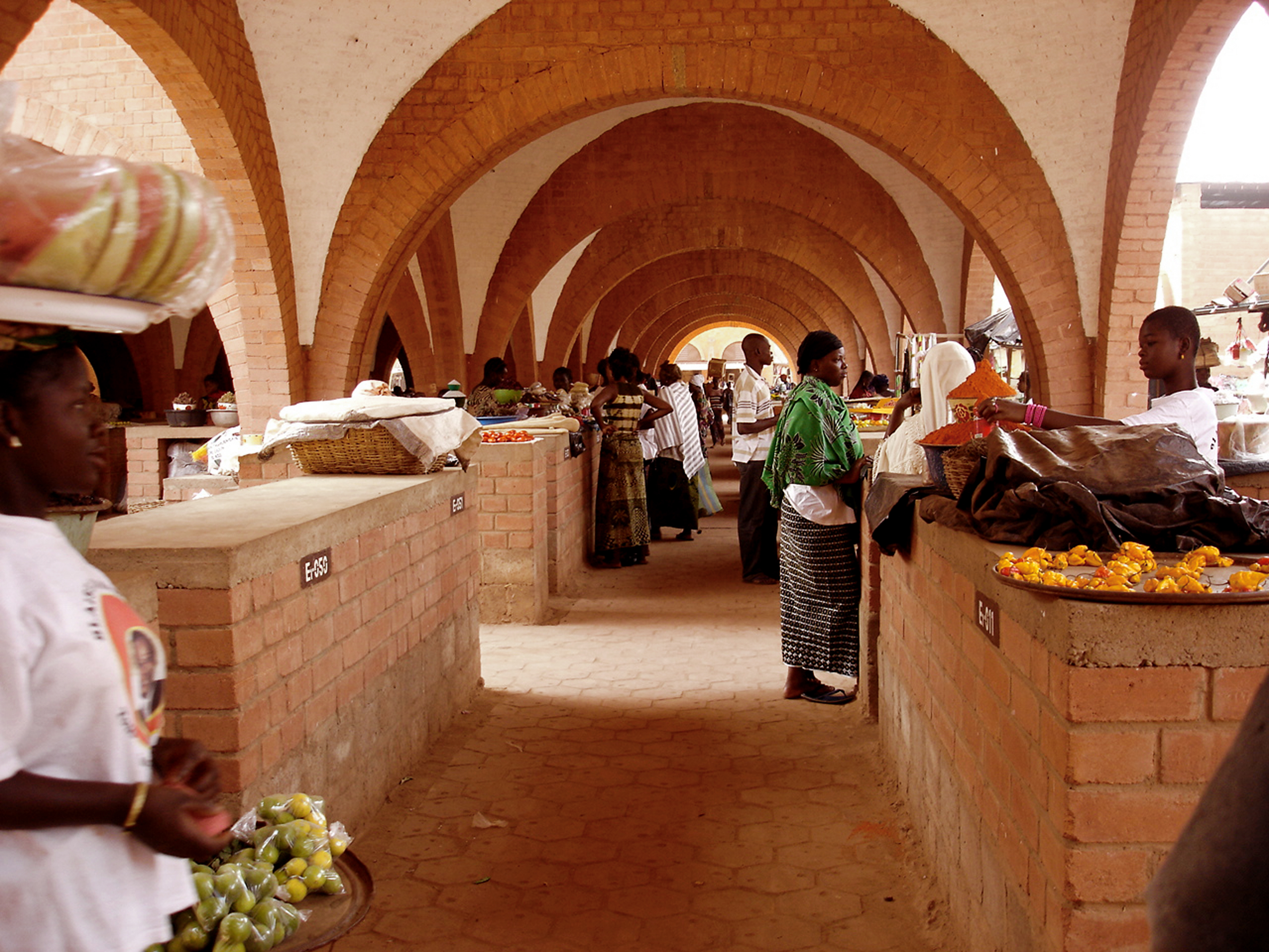 Grand marché (pasar besar) di Koudougou, Burkina Faso.