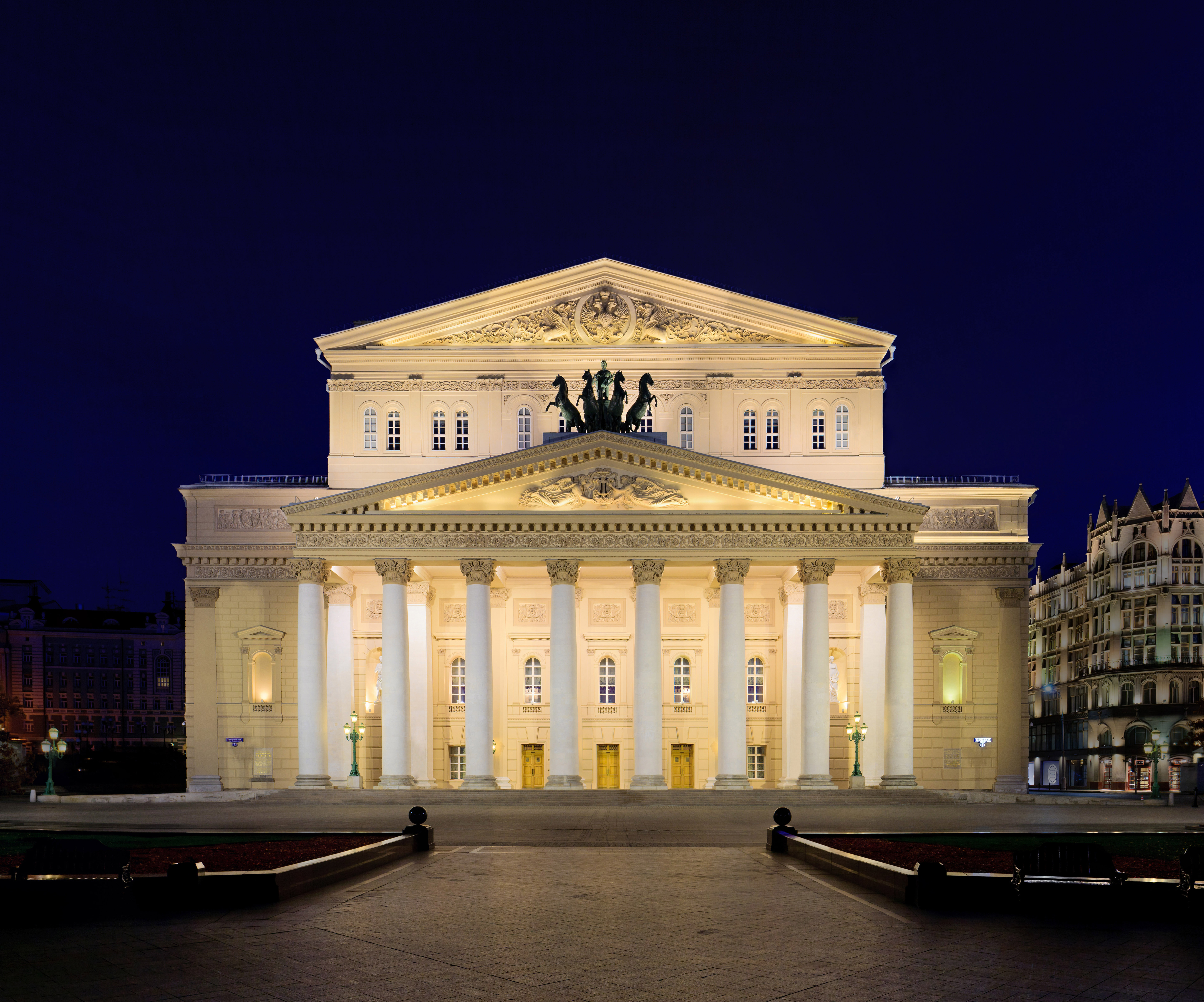 Teater Bolshoi di Moskwa, pada malam hari