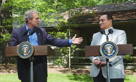 Atas: Bekas Presiden Hosni Mubarak bersama bekas Presiden AS George W. Bush di Camp David pada tahun 2002.