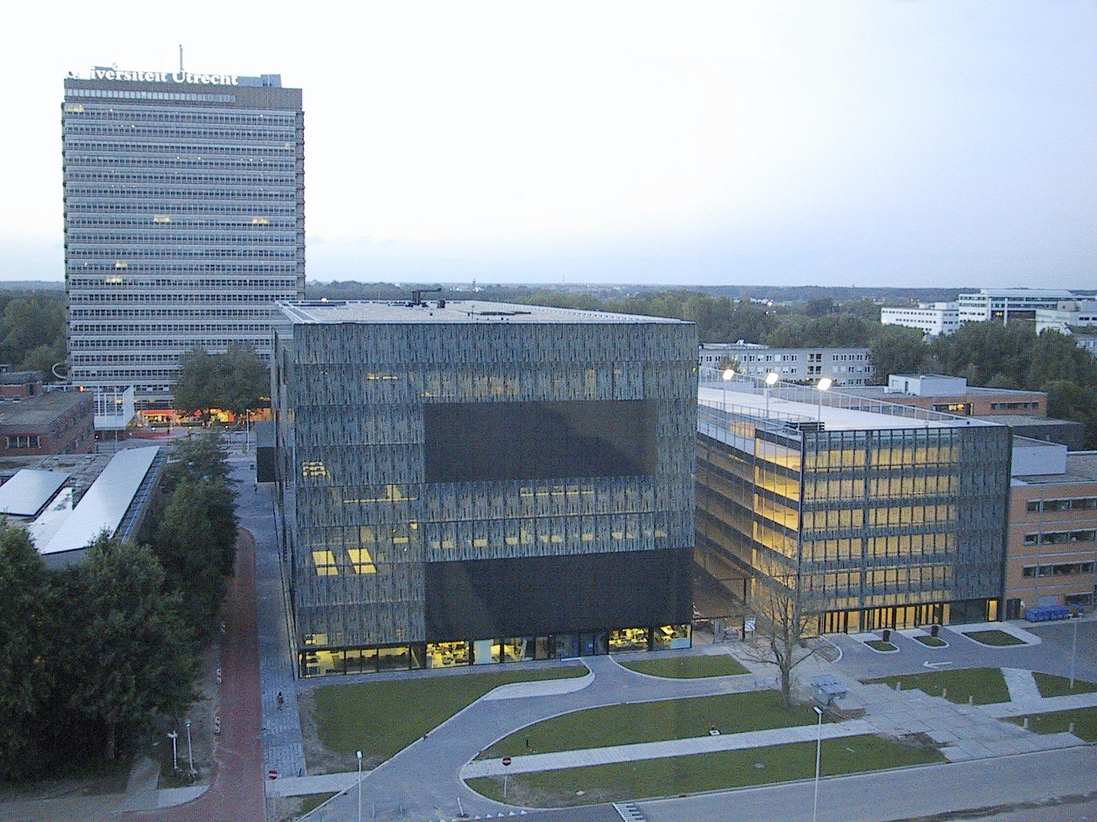Pemandangan Utrecht Science Park dari Universitas Utrecht. Bangunan di tengah adalah perpustakaan.
