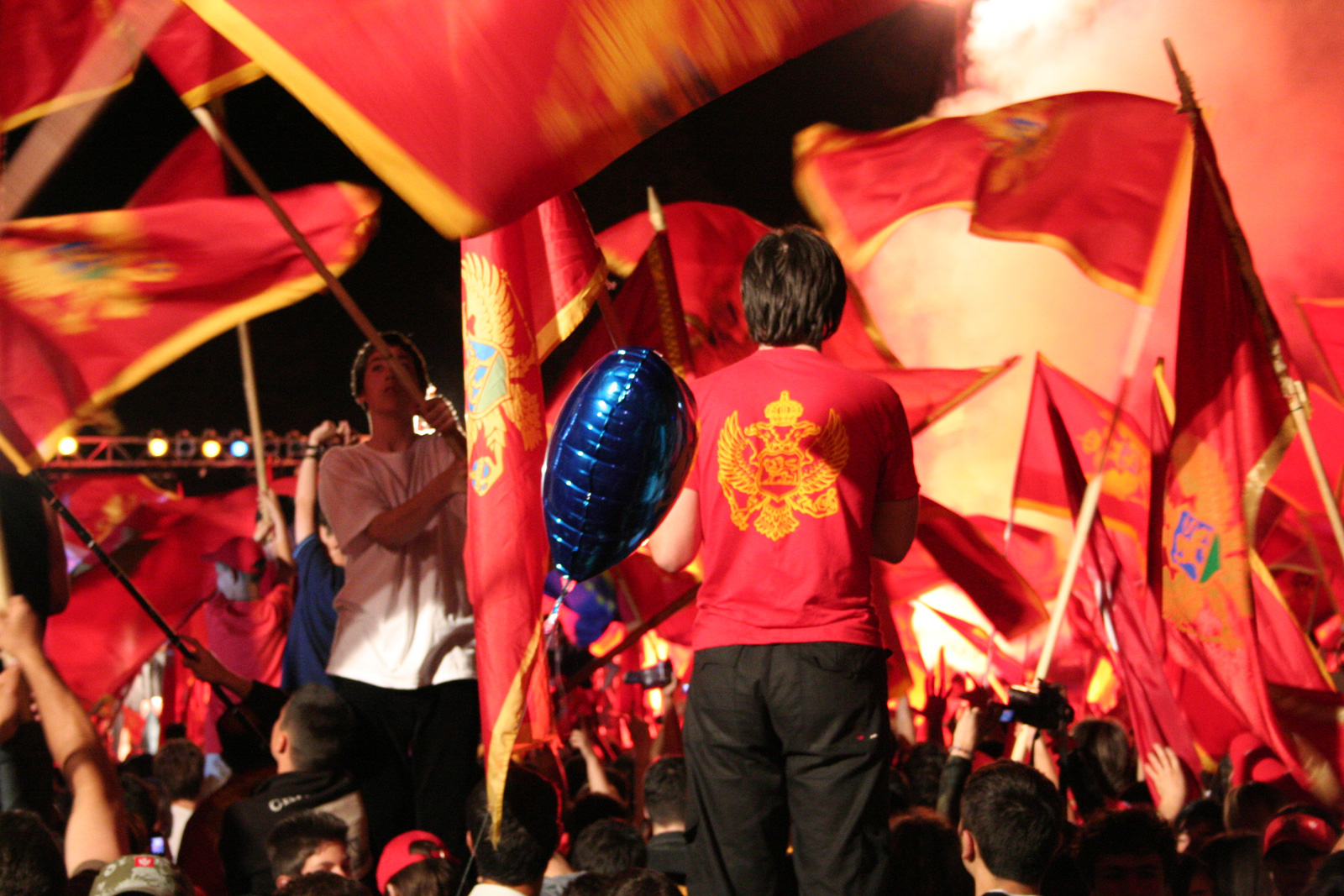 Supporters of Montenegrin independence in June 2006 in Cetinje.