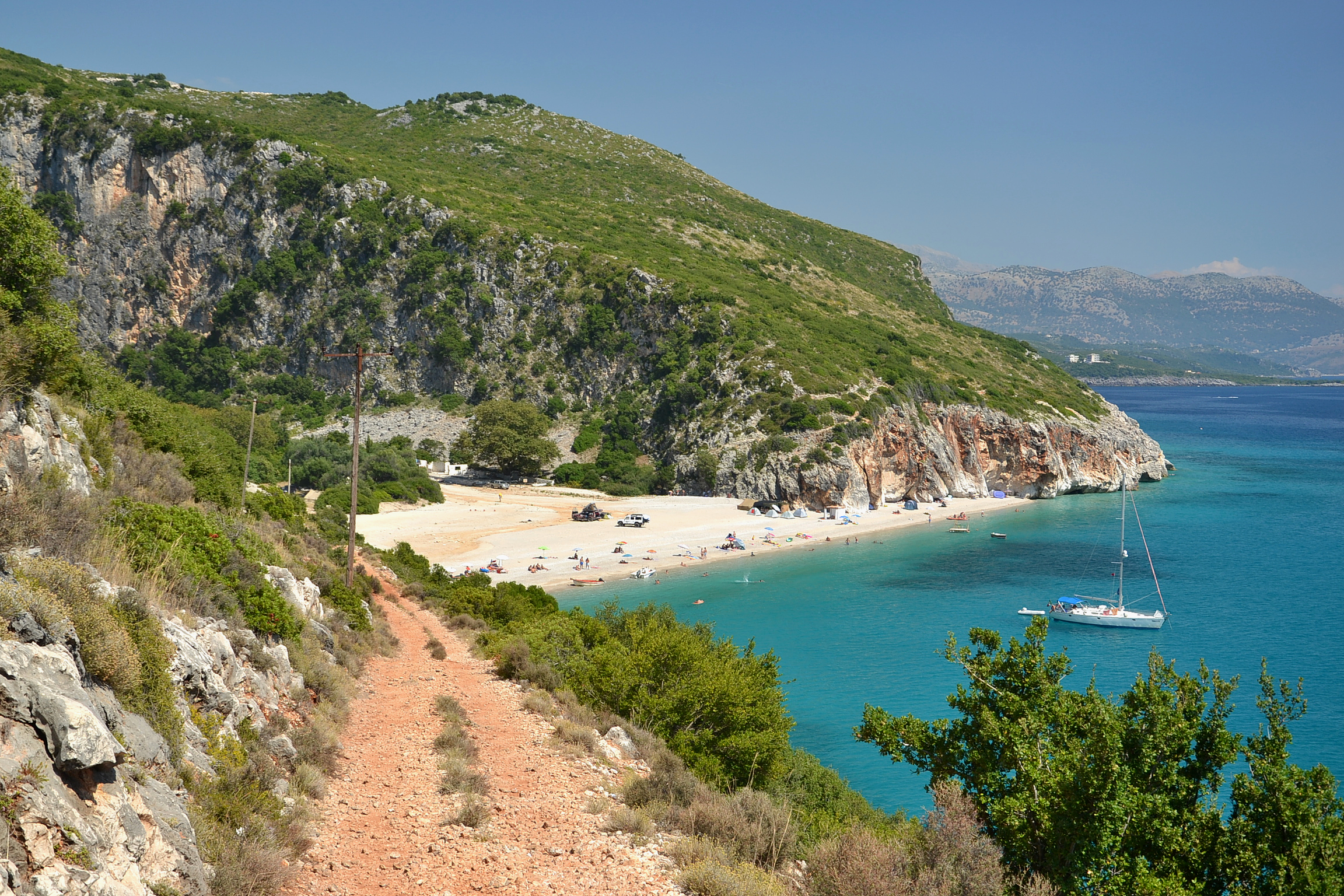 Gjipe nằm ở nơi hợp lưu của Biển Adriatic và Biển Ionia, trên Riviera Albania