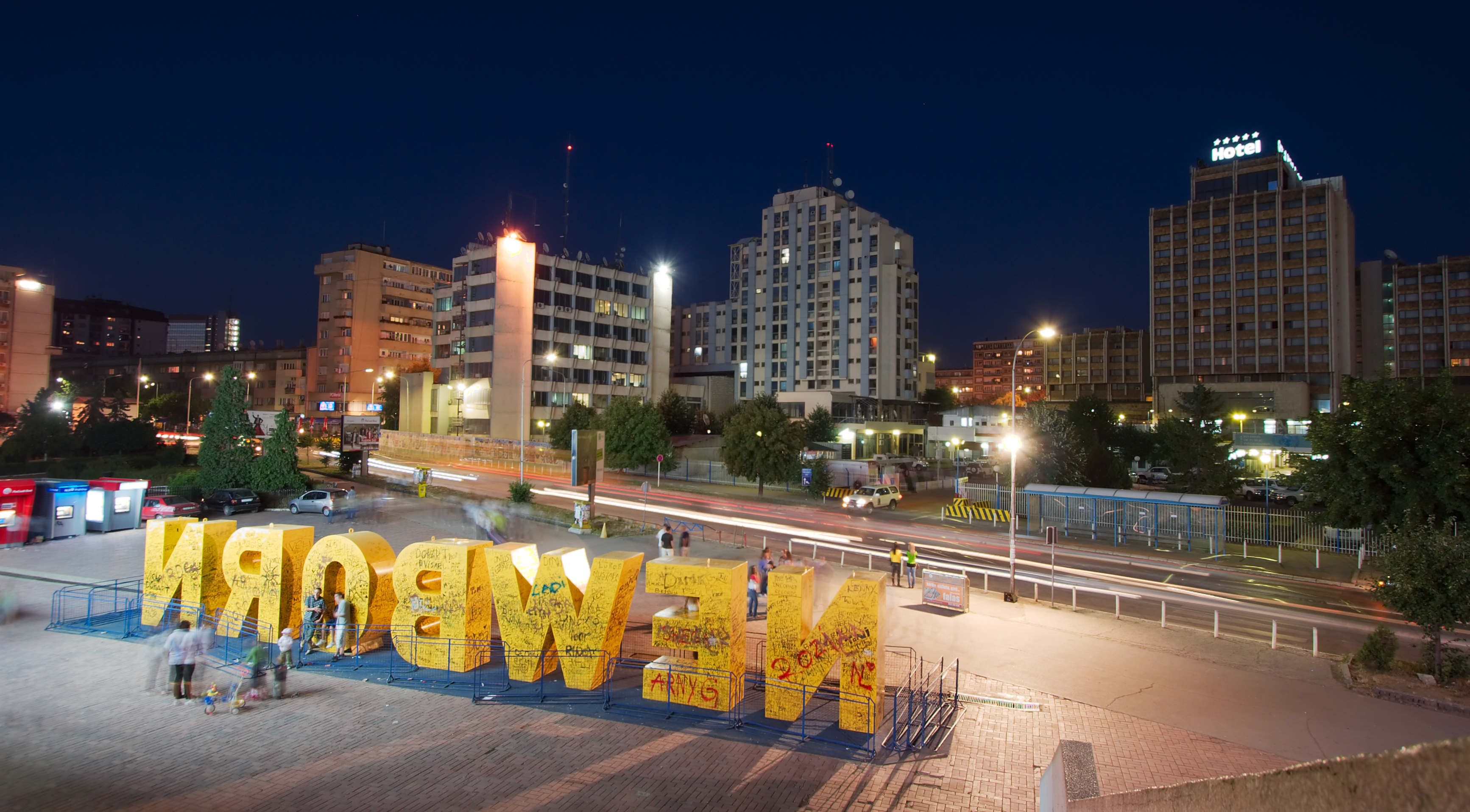 Monumen Newborn yang dirasmikan semasa sambutan pengisytiharan kemerdekaan Kosovo 2008 yang diisytiharkan pada hari itu, 17 Februari 2008, Pristina.