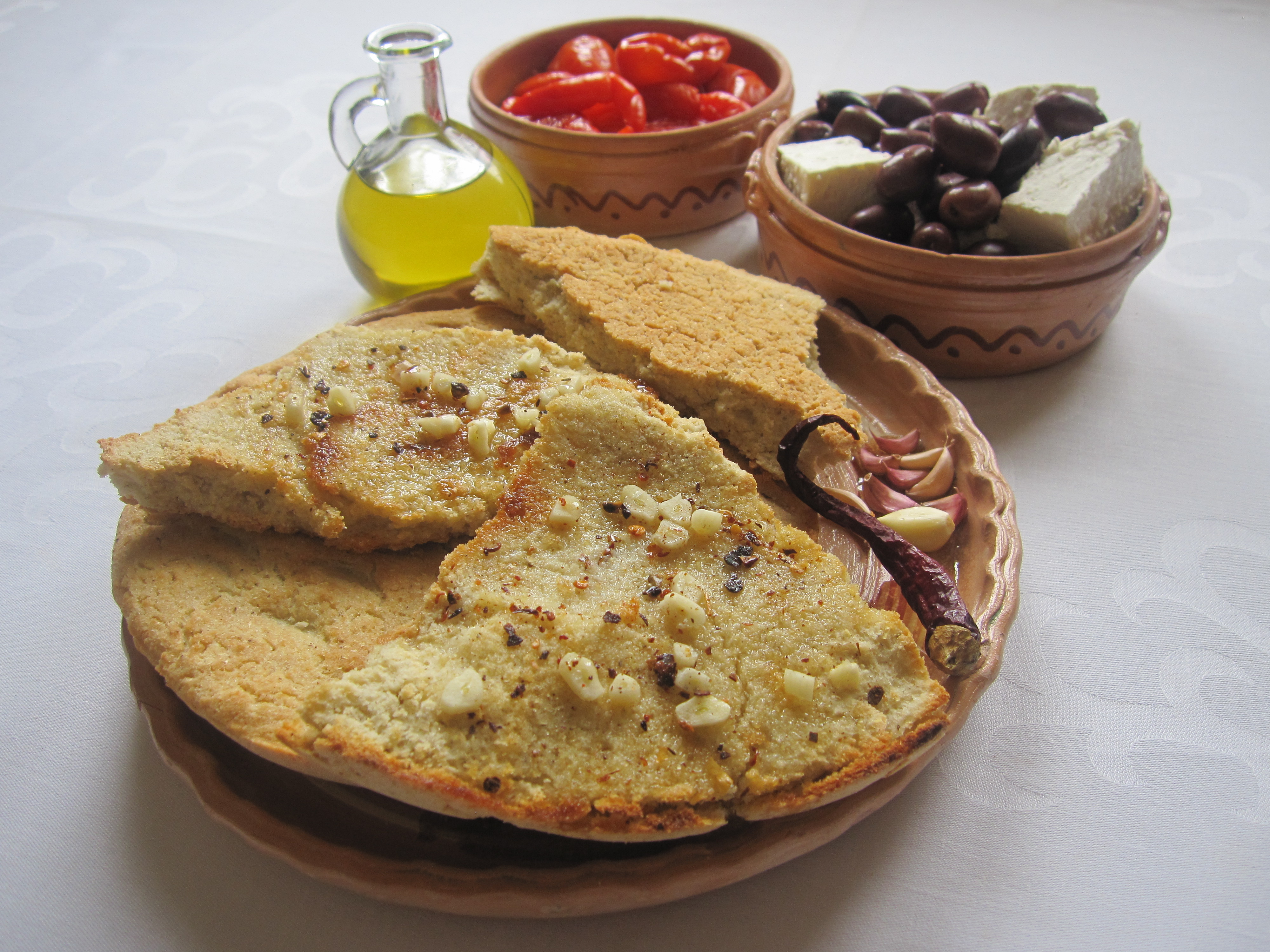 Bukë misri (bánh mì ngô) là một món ăn chính trên bàn ăn của người Albania
