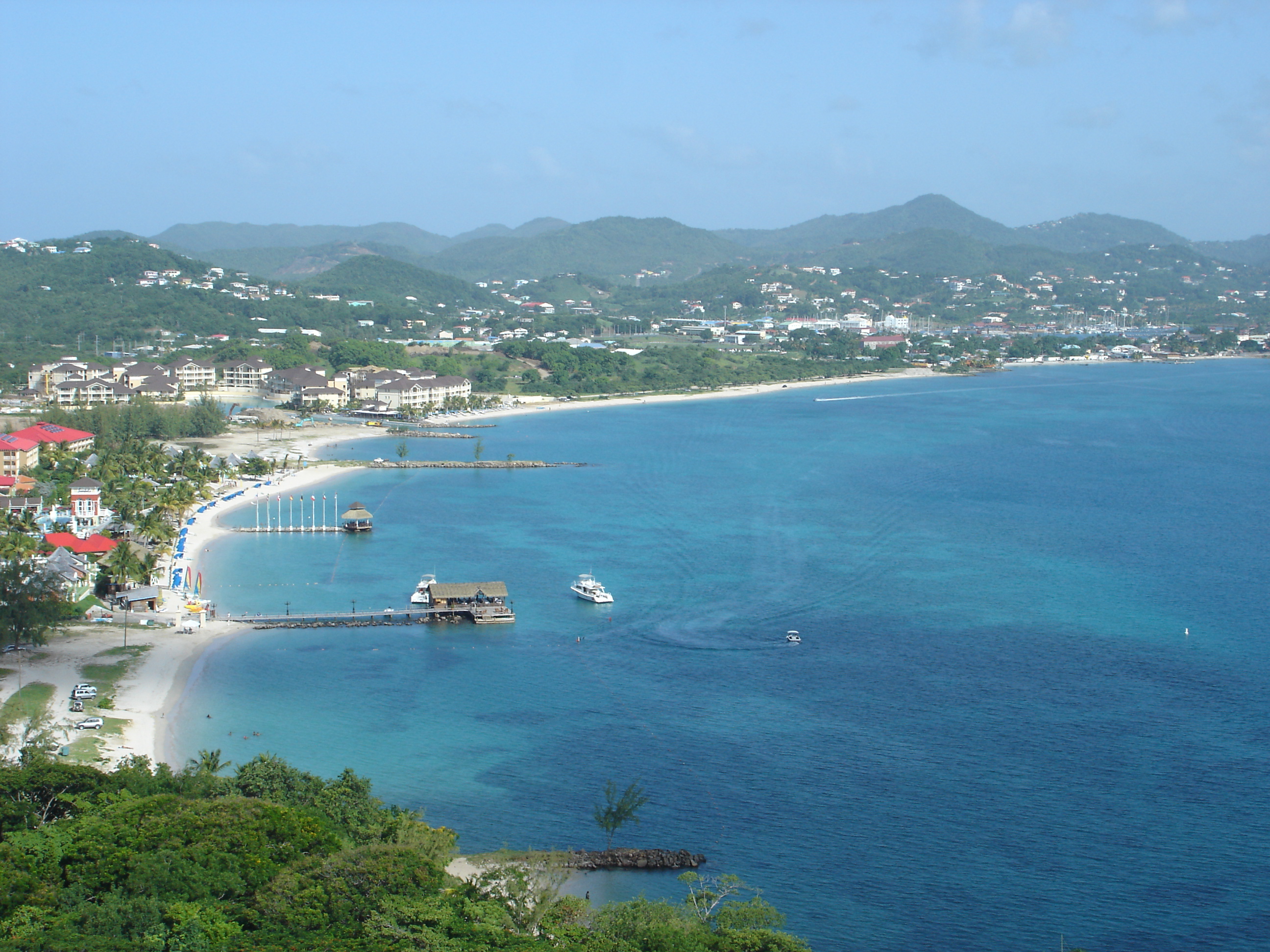 Gros Islet dan Rodney Bay, dilihat dari Pulau Pigeon, menunjukkan daya tarik wisata alam dan sejarah.
