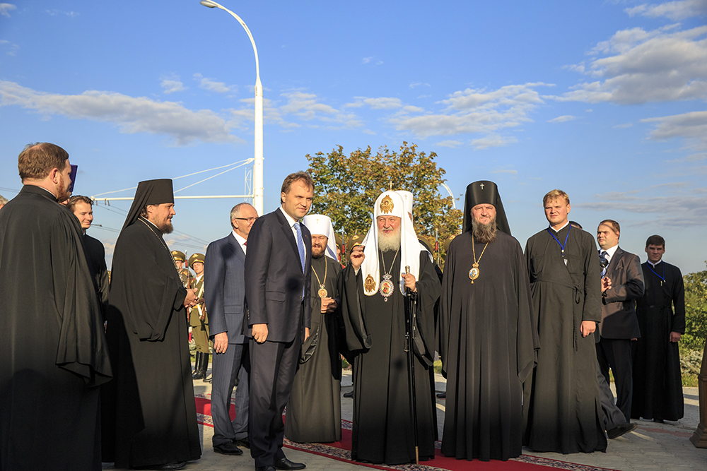 Former Transnistrian President Yevgeny Shevchuk (left) with Patriarch Kirill I of Moscow (center) and Bishop Sabbas (Volkov) of Tiraspol and Dubăsari (right), during a patriarchal visit, underscoring the close ties with the Russian Orthodox Church.