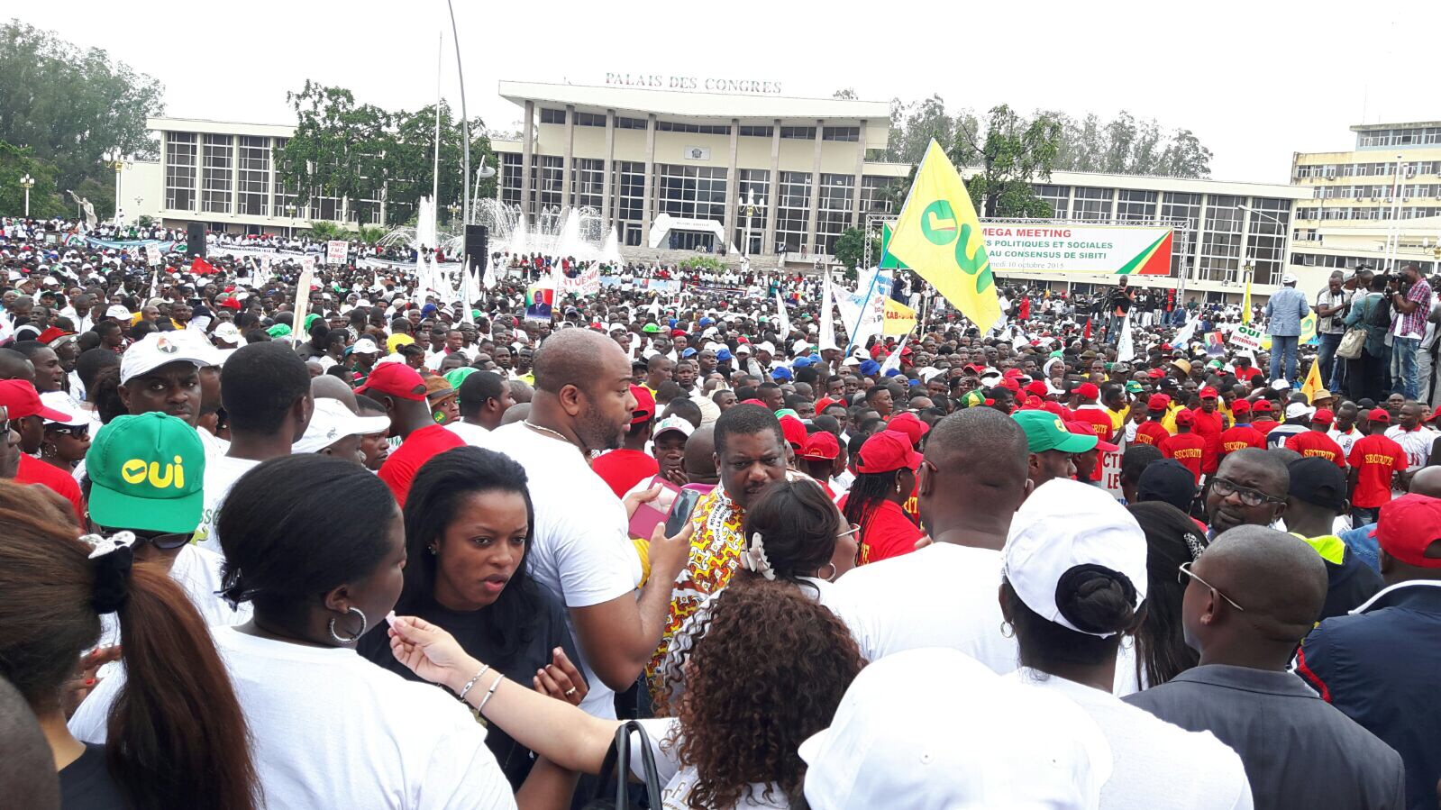 Demonstrasi pro-reformasi konstitusi di Brazzaville selama Oktober 2015. Reformasi konstitusi kemudian disetujui dalam pemilihan yang disengketakan yang diwarnai dengan demonstrasi dan kekerasan.