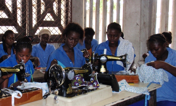Para wanita belajar menjahit, Brazzaville