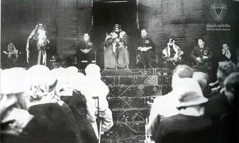 Foto ini menunjukkan penobatan Hamad bin Isa Al Khalifa sebagai Hakim Bahrain pada bulan Februari 1933.