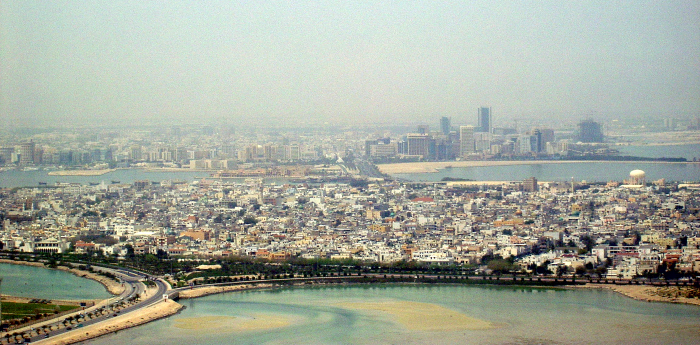Kota Muharraq (latar depan) dan Manama (latar belakang)