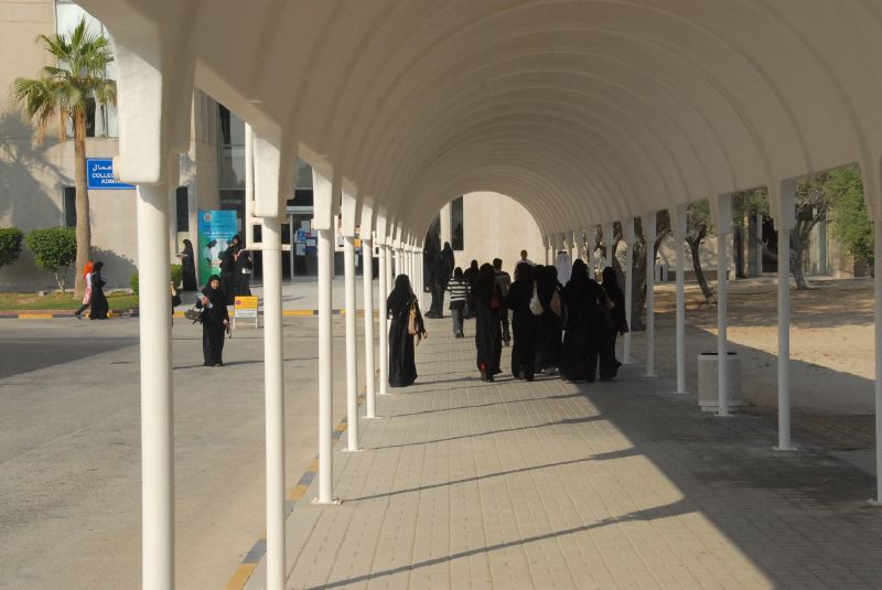 Mahasiswi di Universitas Bahrain mengenakan pakaian tradisional