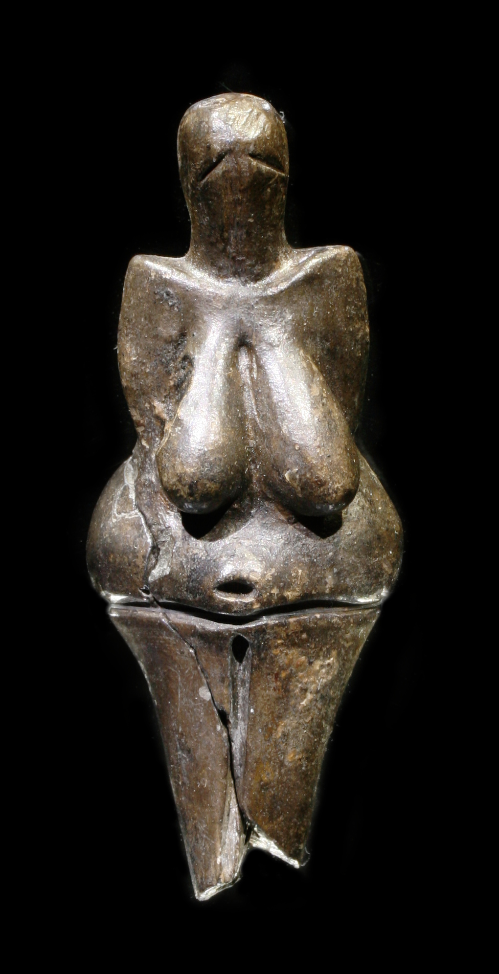Venus dari Dolní Věstonice, bertanggal 29.000-25.000 SM, adalah patung keramik tertua di dunia.