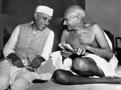 Jawaharlal Nehru berkongsi detik ringan dengan Mahatma Gandhi, Mumbai, 6 Julai 1946