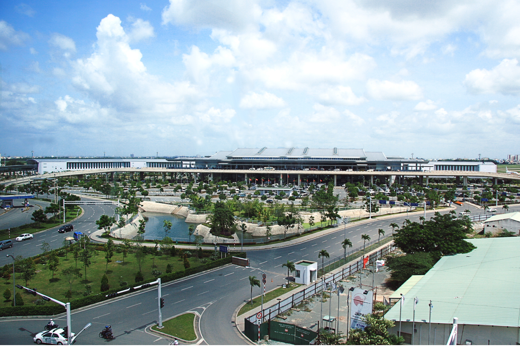 Lapangan Terbang Antarabangsa Tan Son Nhat ialah lapangan terbang tersibuk di negara ini.