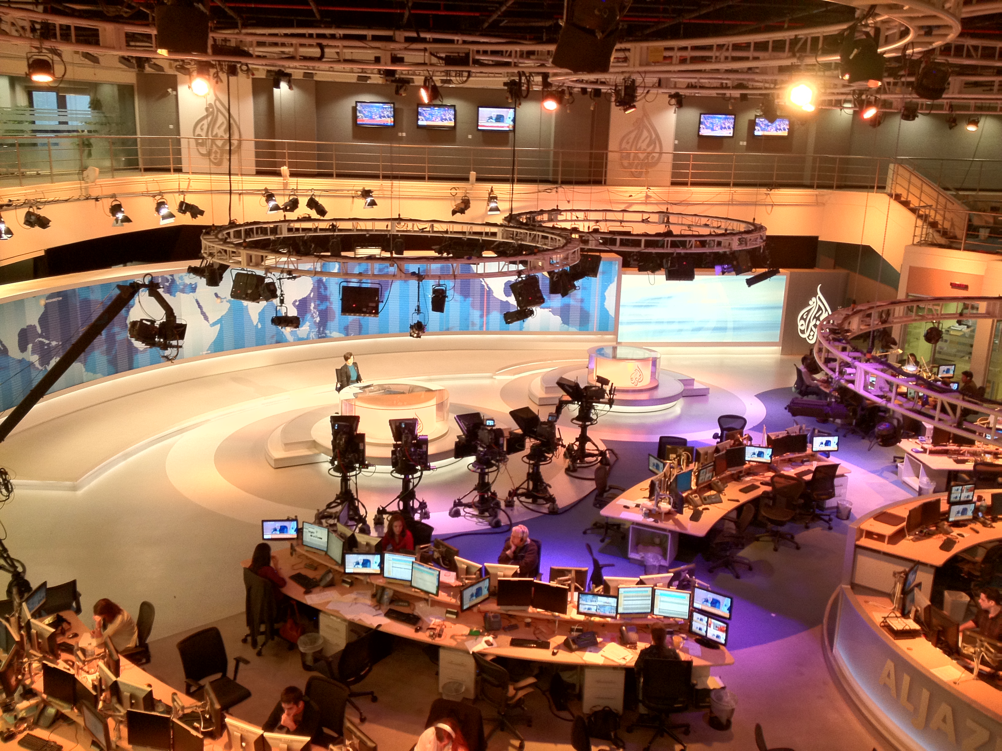 Meja berita Al Jazeera English, sebuah saluran berita Qatar