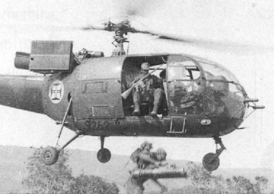 Para penerjun payung dalam helikopter Angkatan Udara Portugis selama Perang Kolonial Portugis