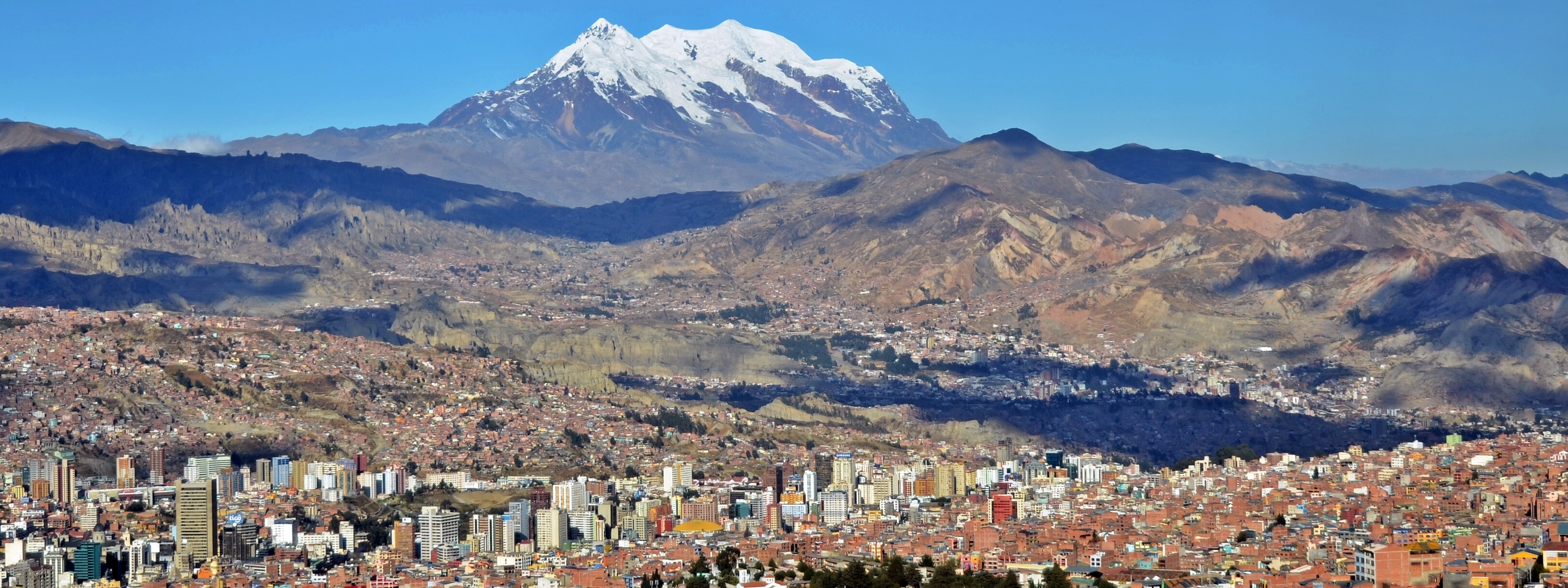 Gunung Illimani menghadap La Paz, ibu kota Jabatan La Paz dan pusat pemerintahan Bolivia