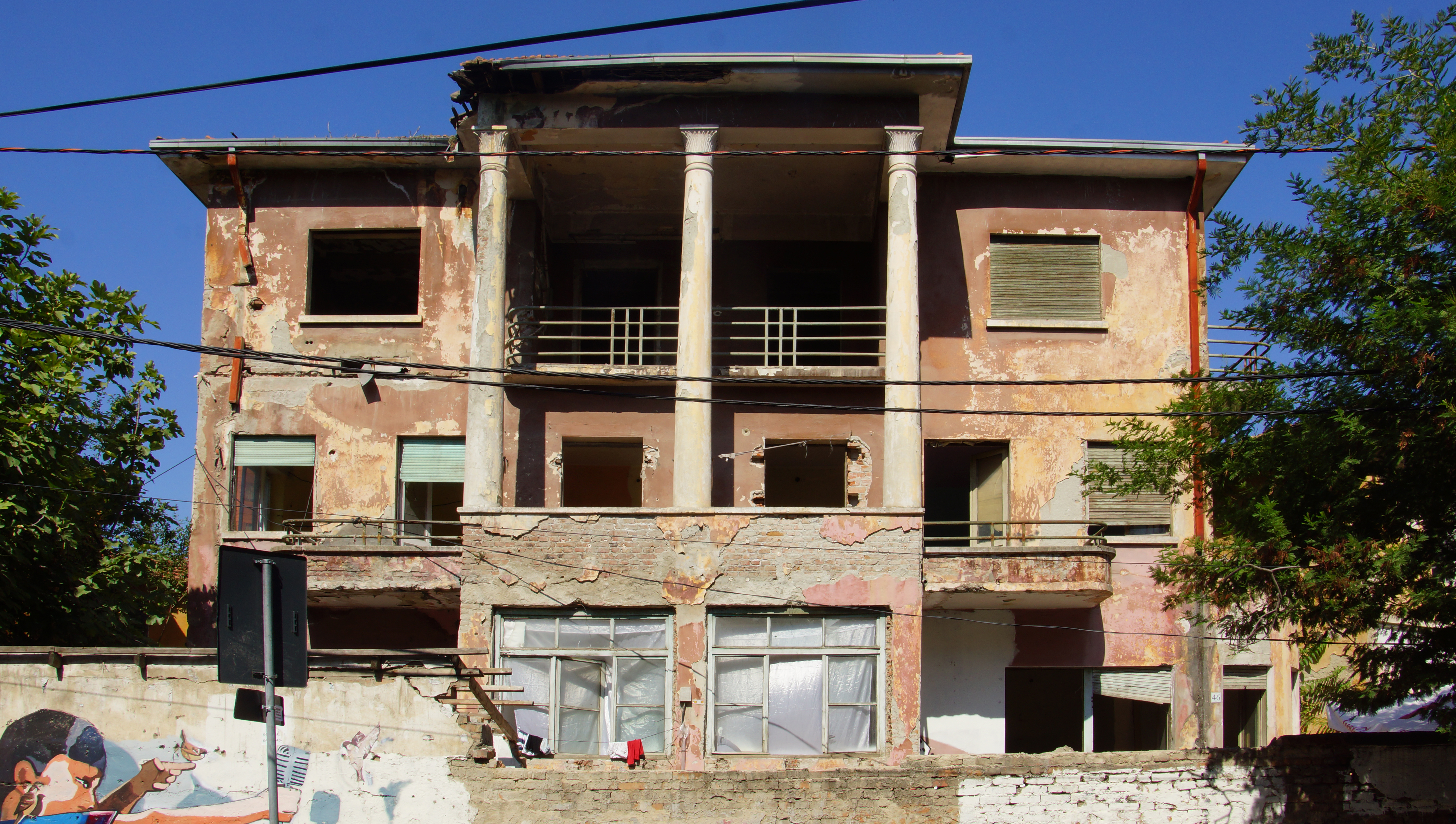 Khuôn viên cũ của trụ sở Đài phát thanh Tirana tại thủ đô Tirana. Radio Televizioni Shqiptar (RTSH), Radio Televizioni ShqiptarĐài Phát thanh Truyền hình AlbaniaAlbanian, ban đầu được khánh thành với tên gọi Đài phát thanh Tirana vào năm 1938 trước Chiến tranh thế giới thứ hai