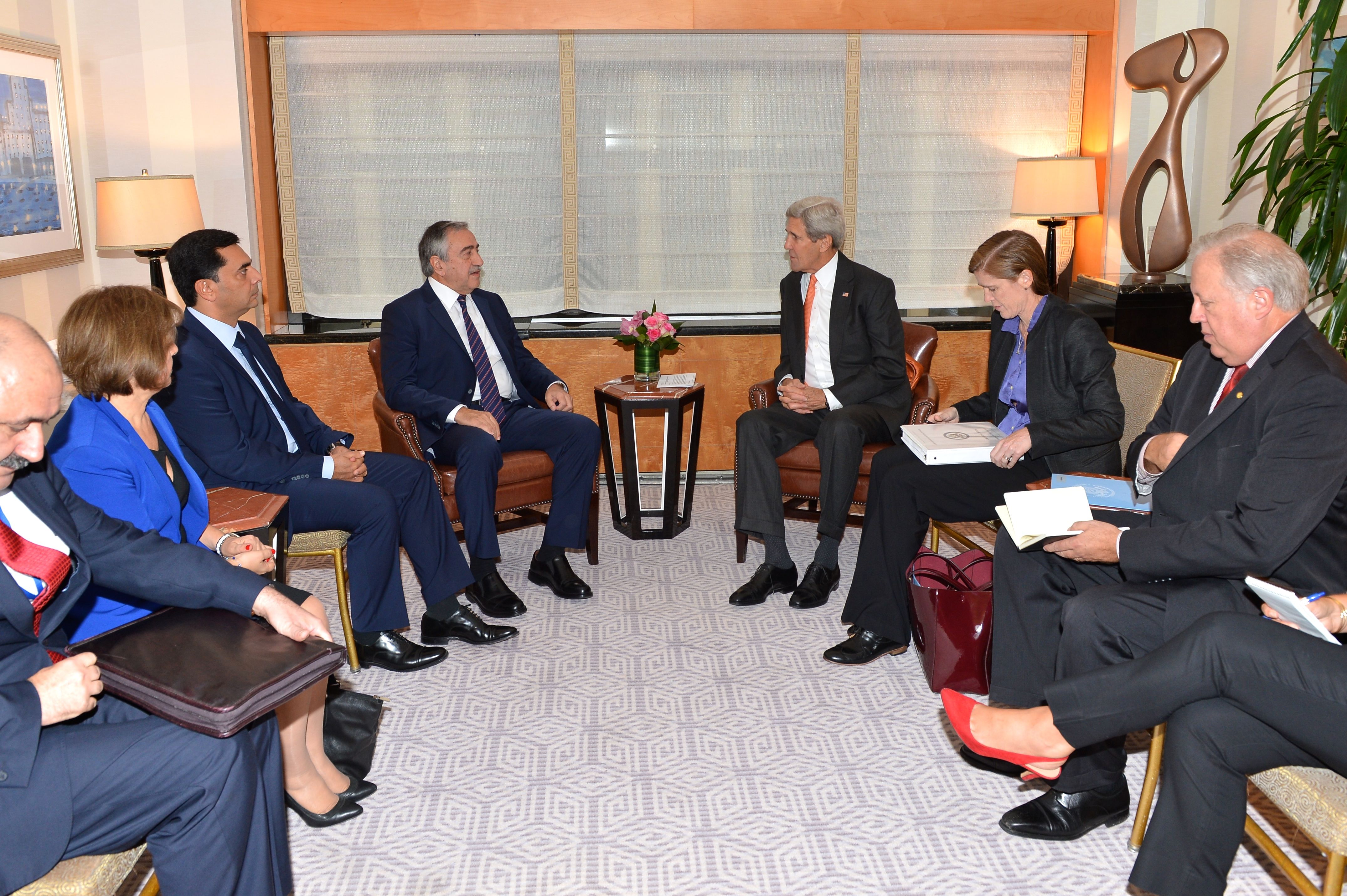 Mustafa Akıncı dengan Menteri Luar Negeri AS John Kerry, 2 Oktober 2015