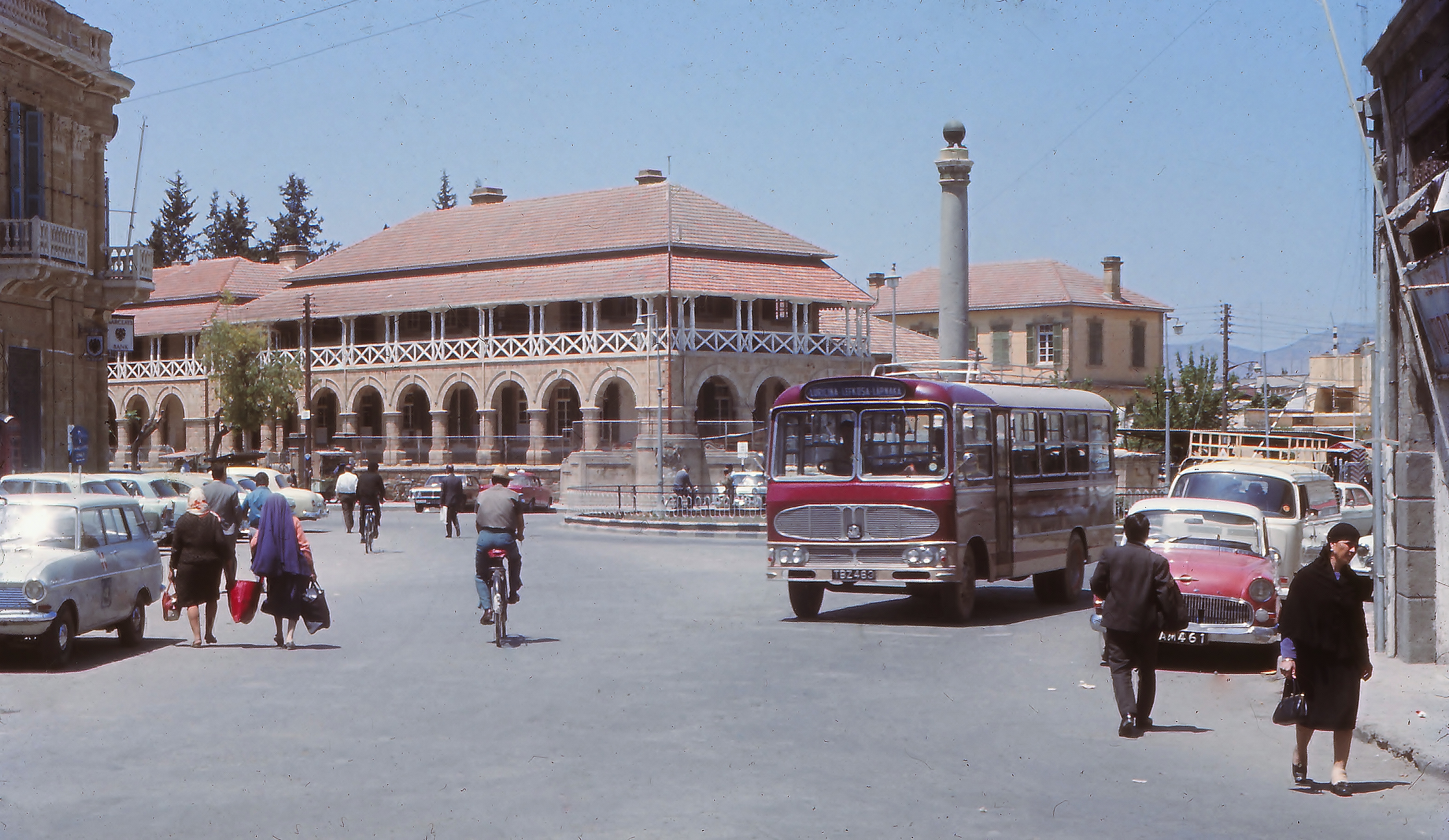 Alun-alun Sarayönü di Nikosia Utara pada tahun 1969, setelah pembagian kota