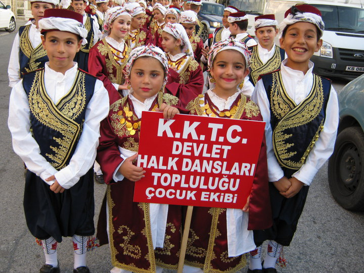 Anak-anak Siprus Turki, mengenakan pakaian tradisional, bersiap untuk pertunjukan tari rakyat
