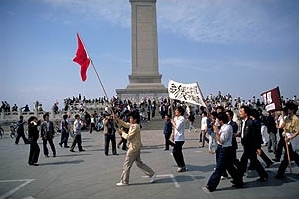 Bantahan Dataran Tiananmen 1989 berakhir dengan pembunuhan beramai-ramai yang diketuai oleh tentera.