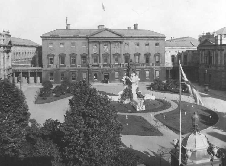 Leinster House, Dublin. Pada tahun 1922 sebuah parlemen baru bernama Oireachtas Negara Bebas Irlandia didirikan, di mana Dáil Éireann menjadi majelis rendah.