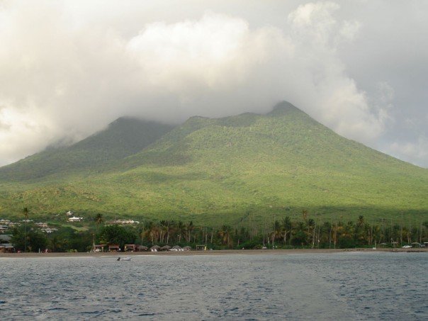 Awan menutupi Puncak Nevis