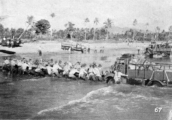 Tentara Jepang mendarat di Jawa.
