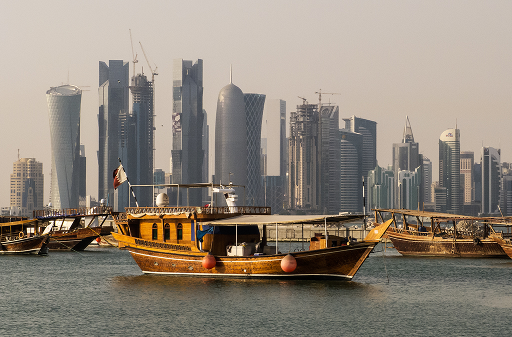 Dhow tradisional di hadapan latar langit West Bay seperti yang dilihat dari Doha Corniche