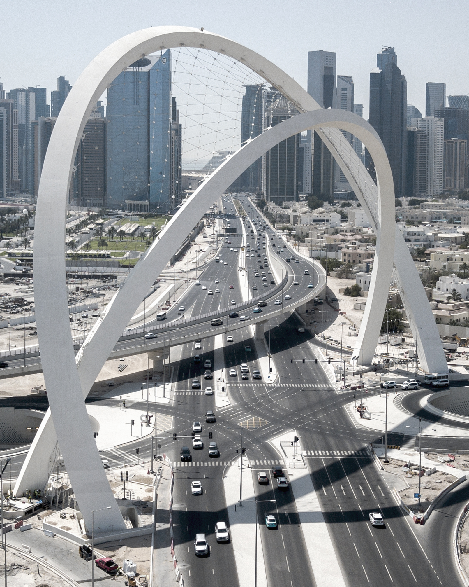Gerbang Al Wahda di atas Lebuhraya Lusail