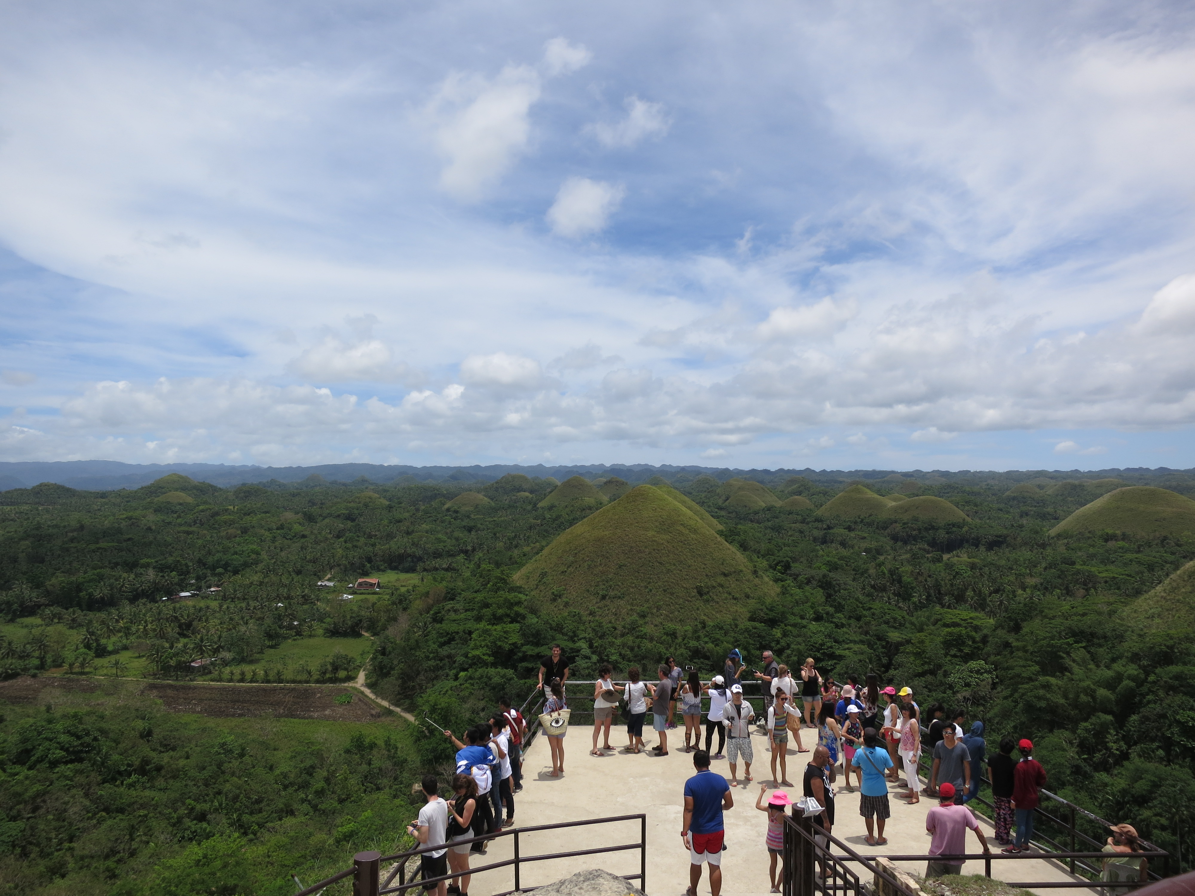 Pelancong di Bukit Coklat, bukit karst berbentuk kon di Bohol