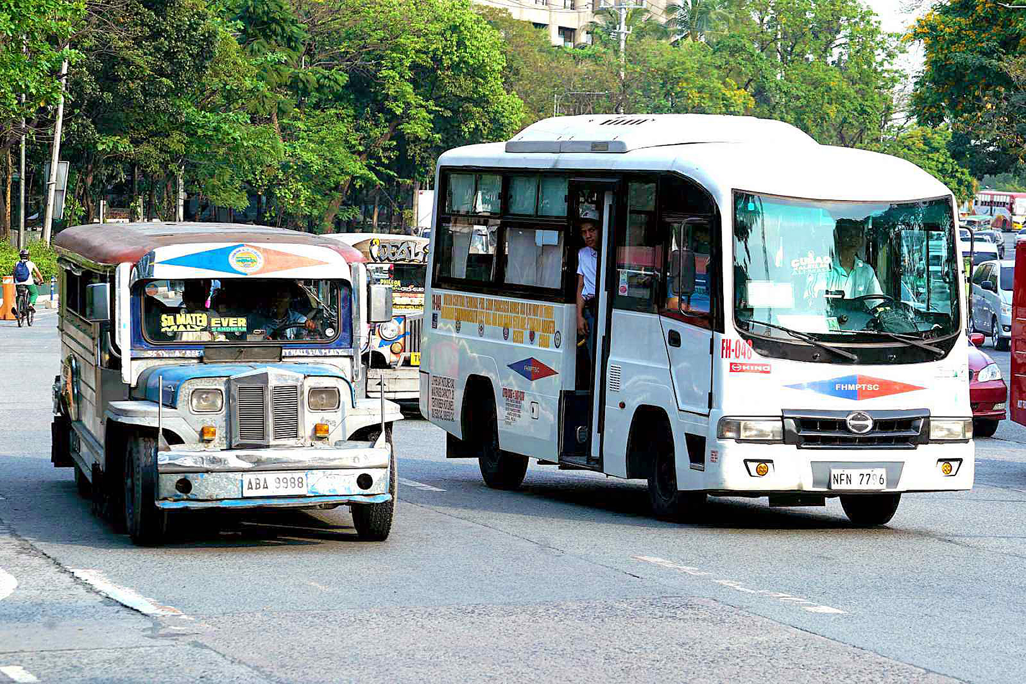 Jeepney tradisional (kiri) dan moden di Bandar Quezon. Kenderaan utiliti awam yang berusia lebih 15 tahun secara beransur-ansur dihapuskan demi kenderaan mesra alam yang mematuhi Euro 4.