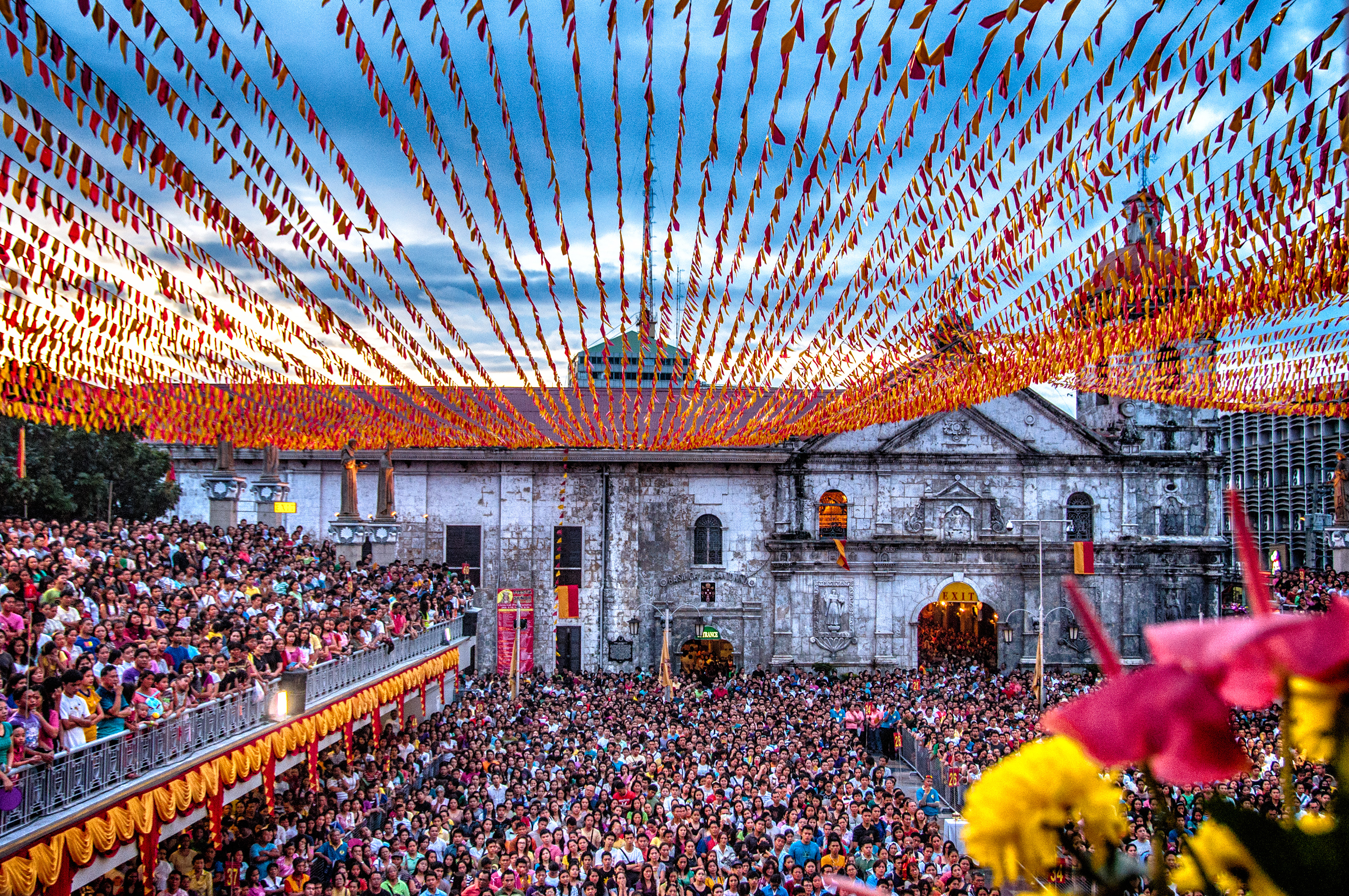 Umat Katolik menghadiri Misa di Basilika del Santo Niño semasa perayaan tahunan Sinulog di Cebu.