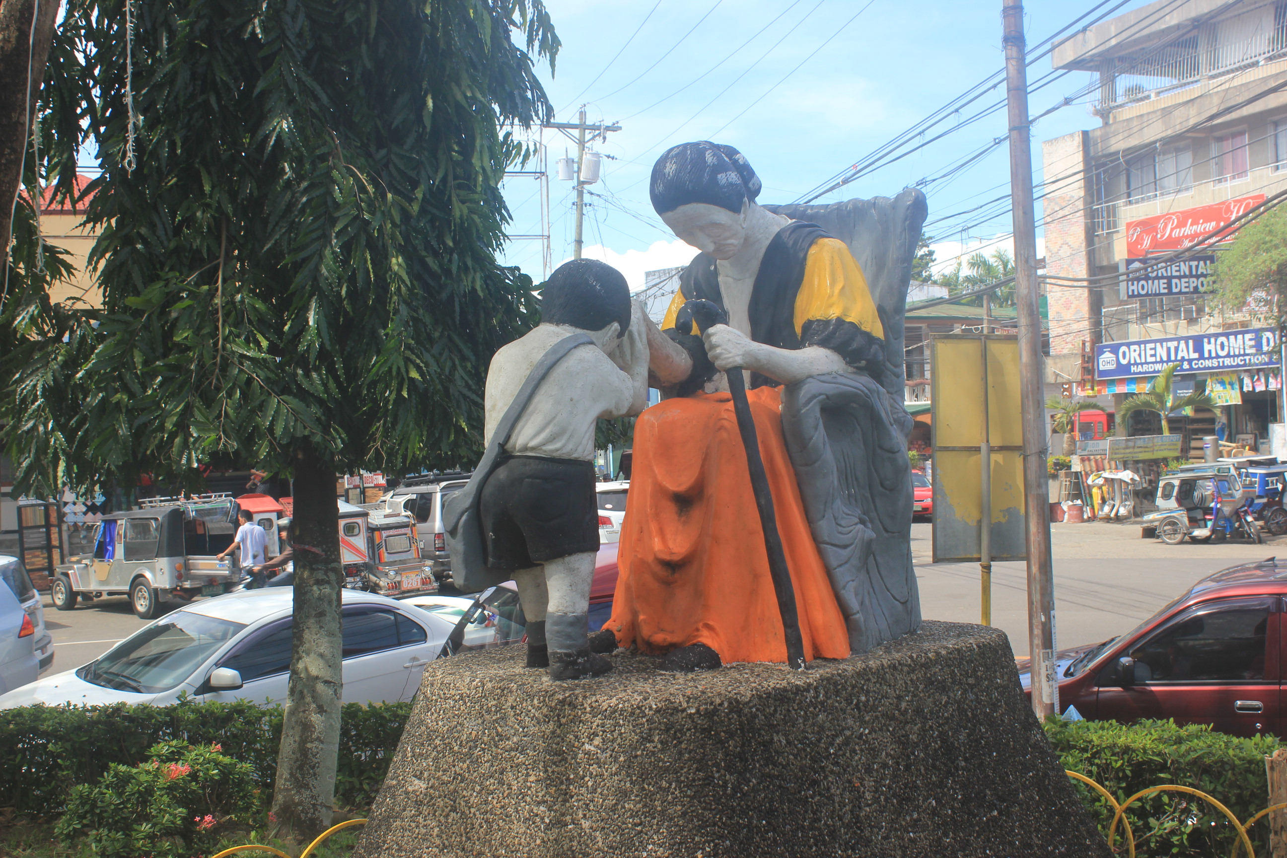 Patung di Iriga memperingati mano poBahasa Filipina 