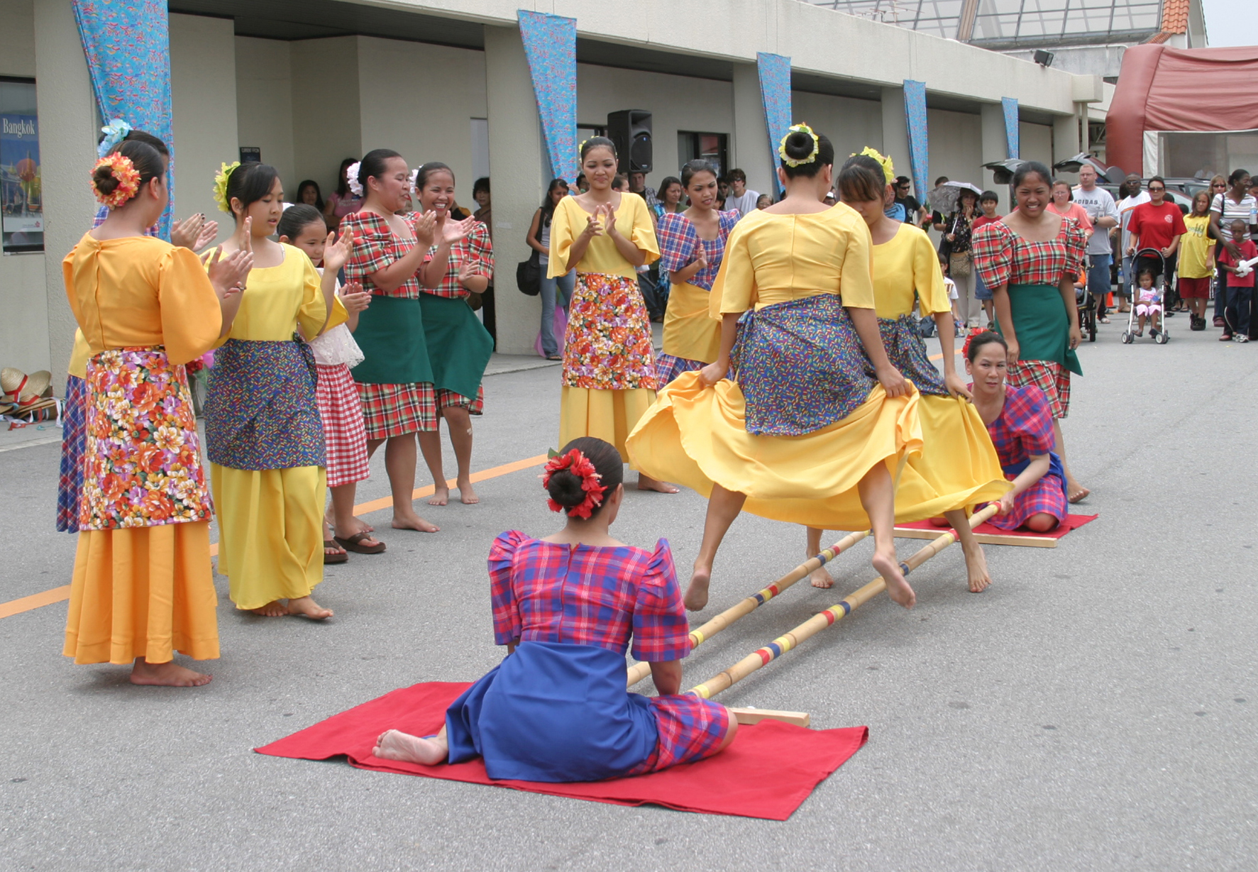 Tinikling, tarian yang menggambarkan pergerakan kaki pantas burung tikling mengelak perangkap petani