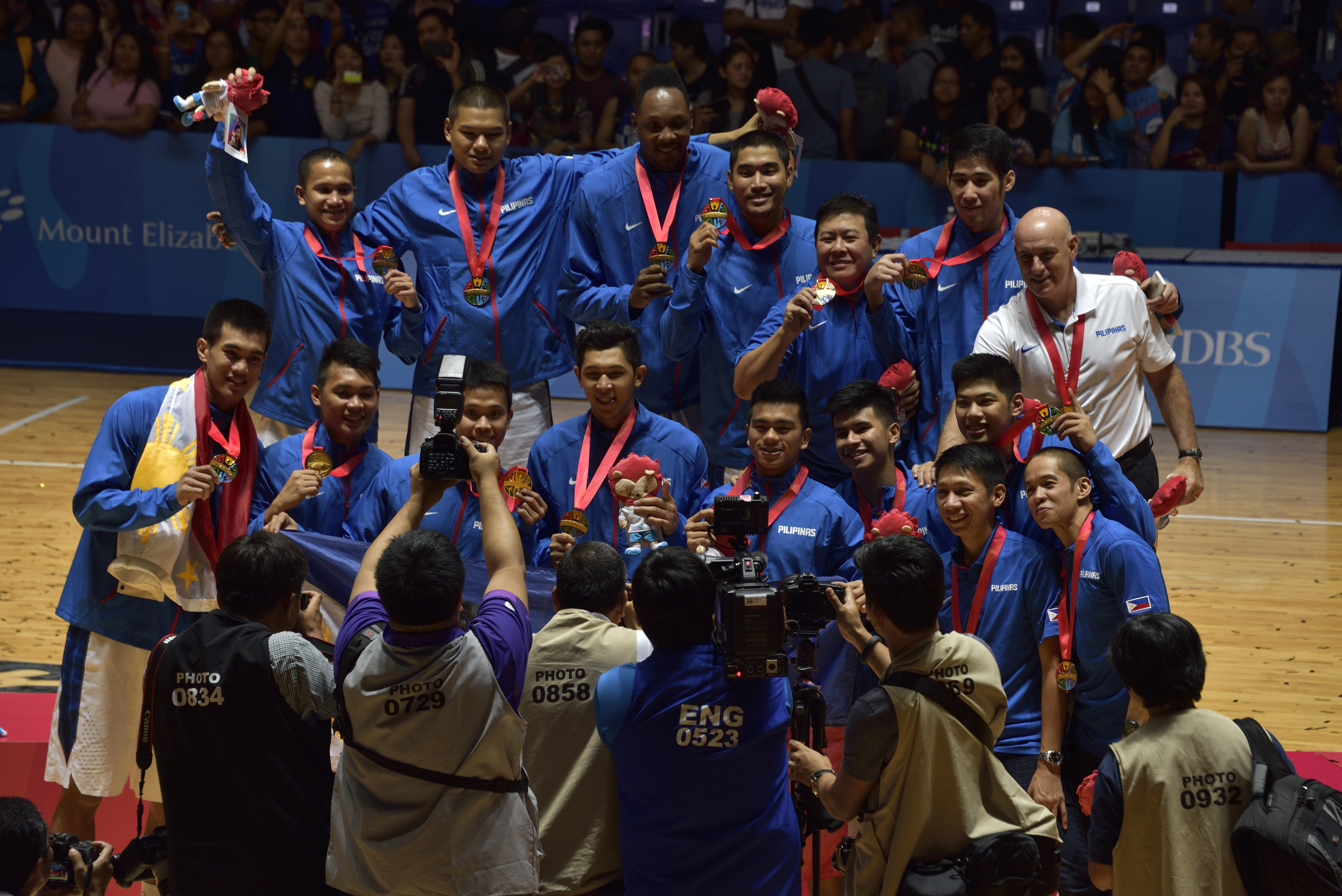 Pasukan bola keranjang kebangsaan lelaki Filipina meraikan kejuaraan Sukan Asia Tenggara 2015 mereka