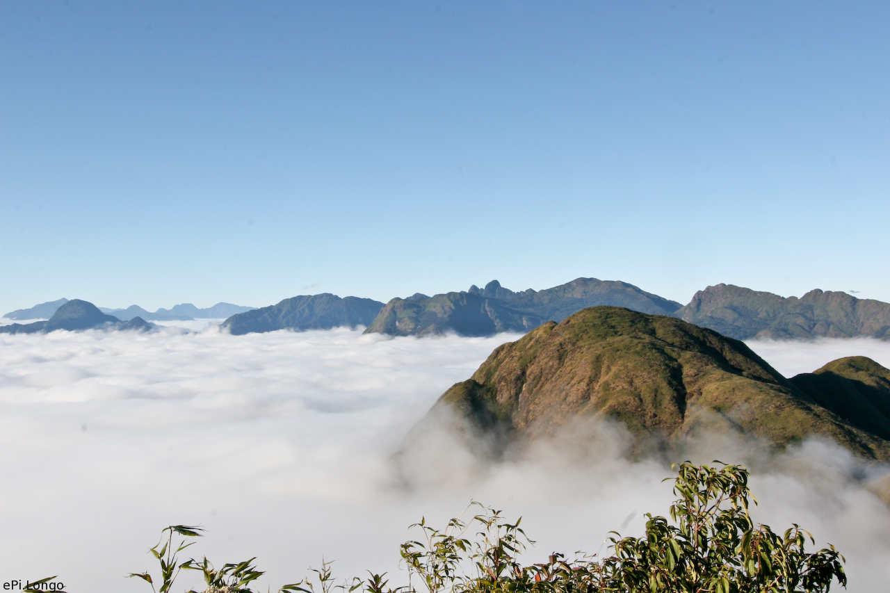 Banjaran gunung Hoàng Liên Sơn, banjaran yang termasuk Fansipan yang merupakan puncak tertinggi di Semenanjung Indochina