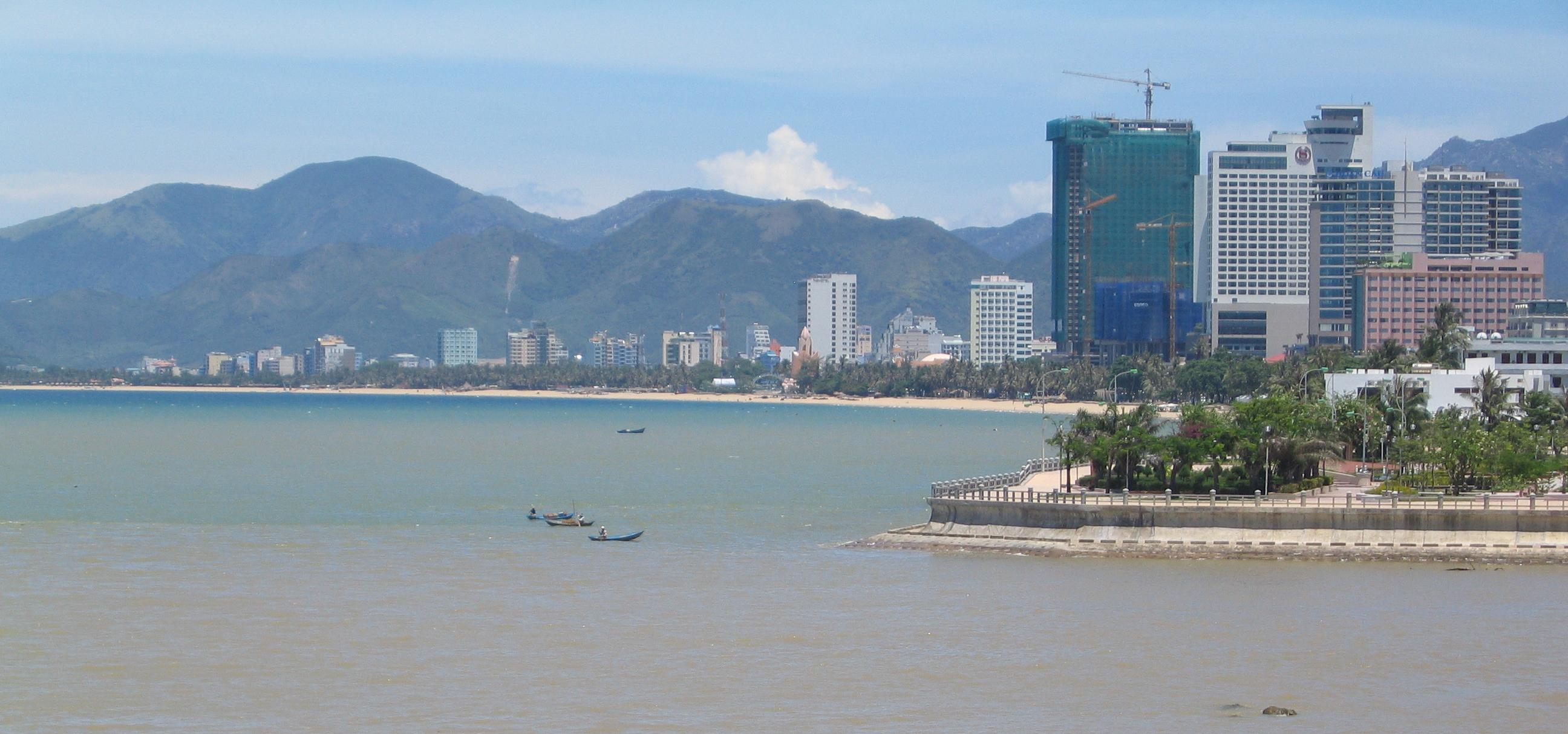 Nha Trang, destinasi pantai yang popular, mempunyai iklim savana tropika.