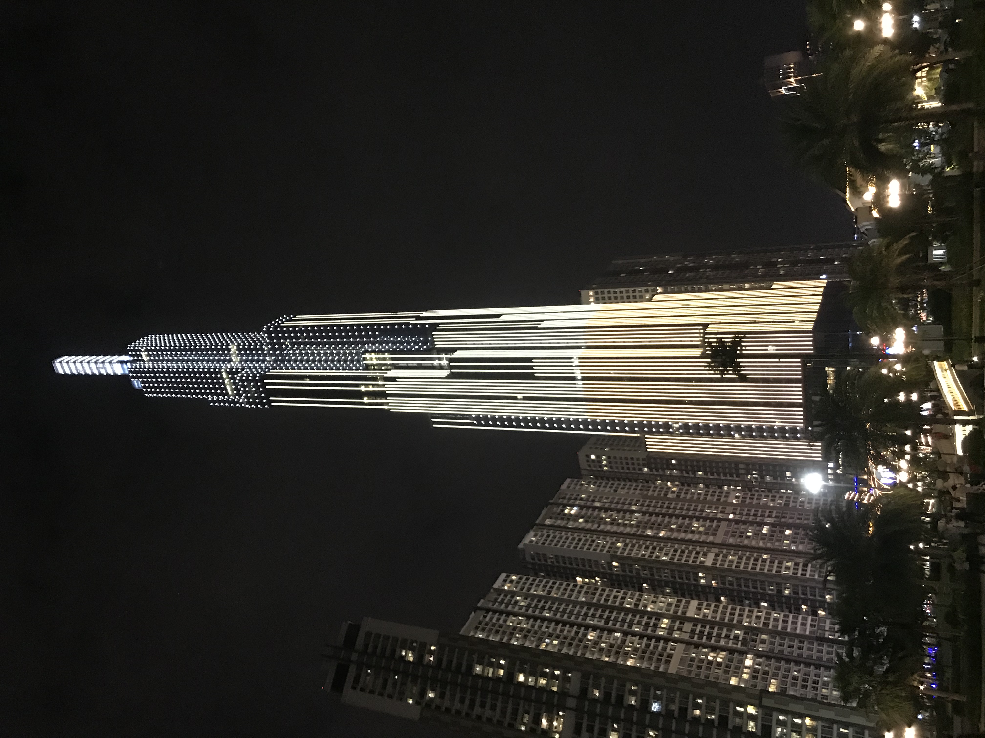 Pencakar langit tertinggi Vietnam, Landmark 81, terletak di daerah Bình Thạnh, Bandar Raya Ho Chi Minh.