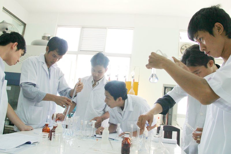 Pelajar sains Vietnam bekerja dalam eksperimen di makmal universiti mereka