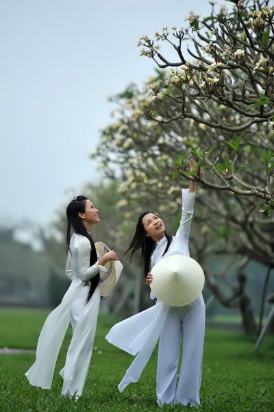 Pakaian seragam sekolah putih tradisional Vietnam untuk gadis di negara ini, áo dài (áo dàiBahasa Vietnam) dengan tambahan nón lá (nón láBahasa Vietnam), topi kon