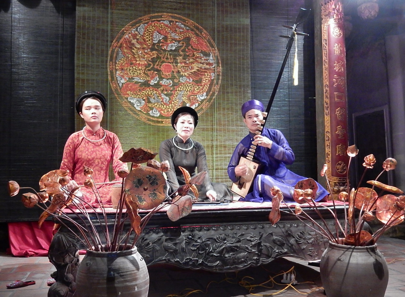 Persembahan trio Ca trù (Ca trùBahasa Vietnam) di utara Vietnam
