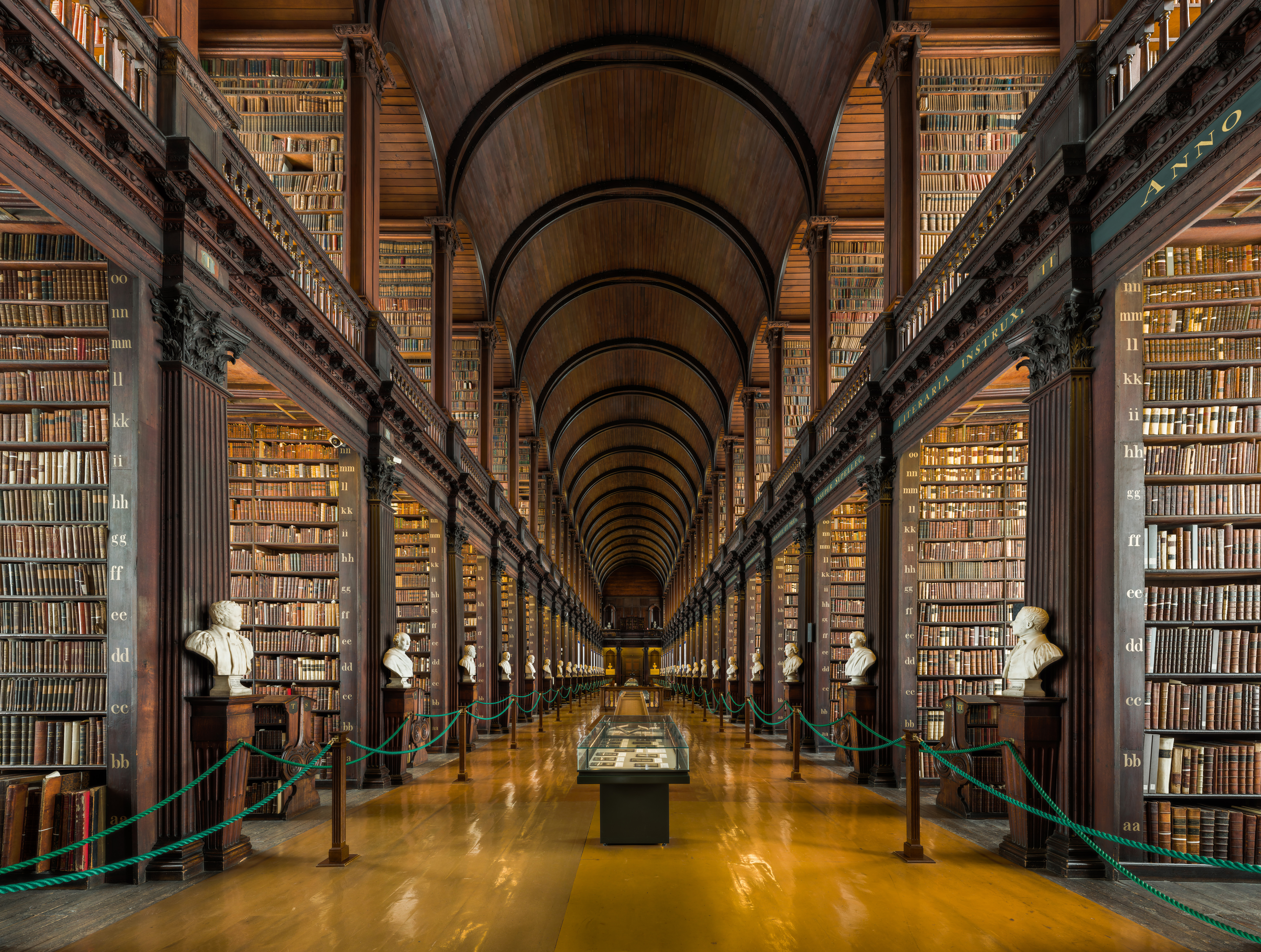 Long Room di Perpustakaan Trinity College, salah satu perpustakaan penelitian terbesar di Irlandia.