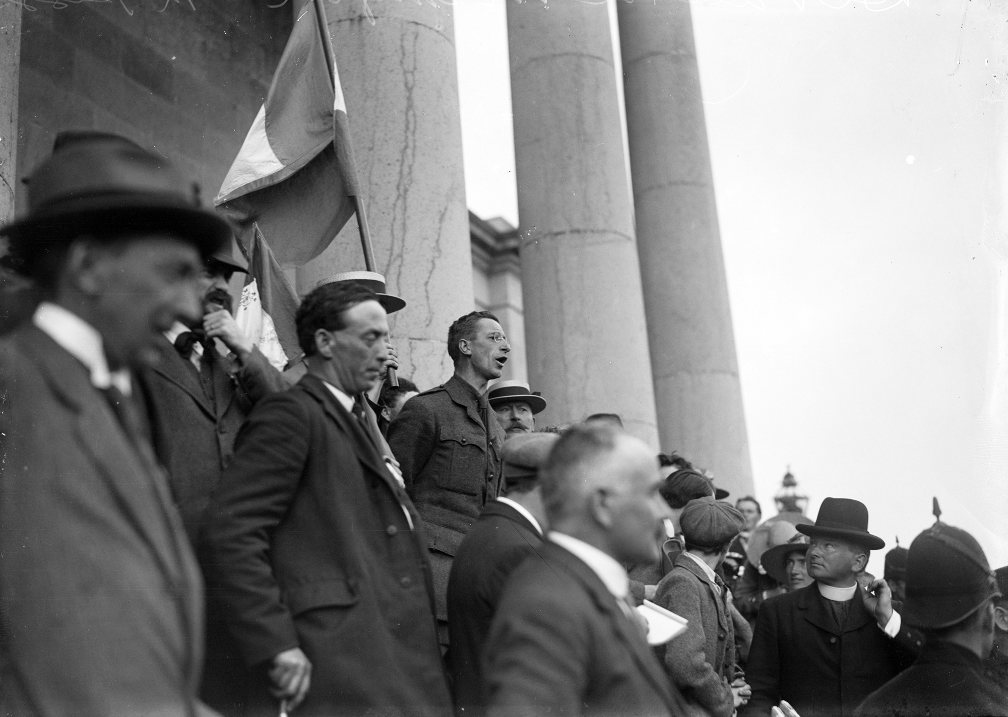Éamon de Valera, pemimpin politik Irlandia, digambarkan di luar Gedung Pengadilan Ennis pada tahun 1917. Ia kemudian terlibat dalam pengenalan Konstitusi Irlandia 1937.