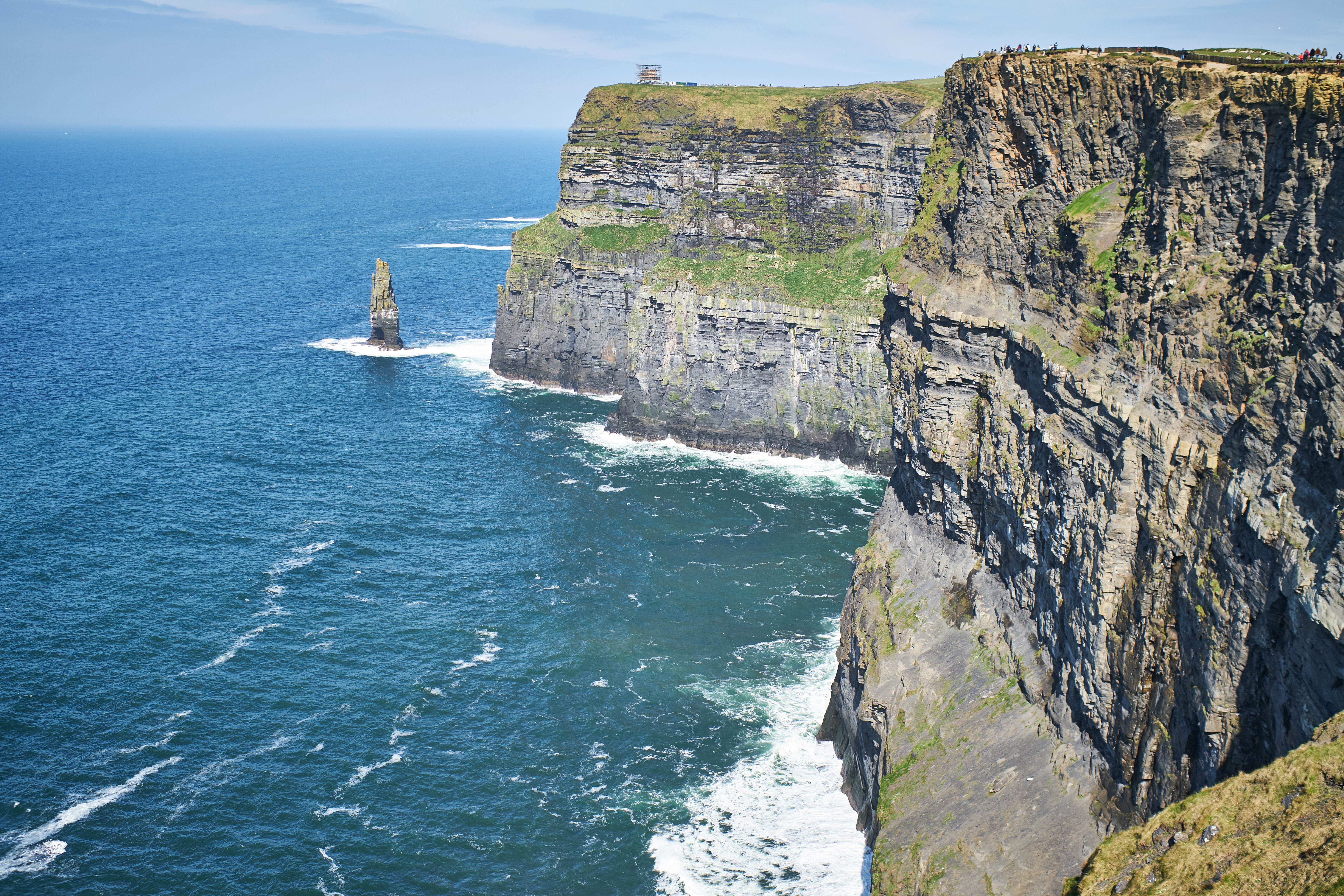Tebing Moher di pesisir Atlantik, salah satu fitur topografi paling terkenal di Irlandia.