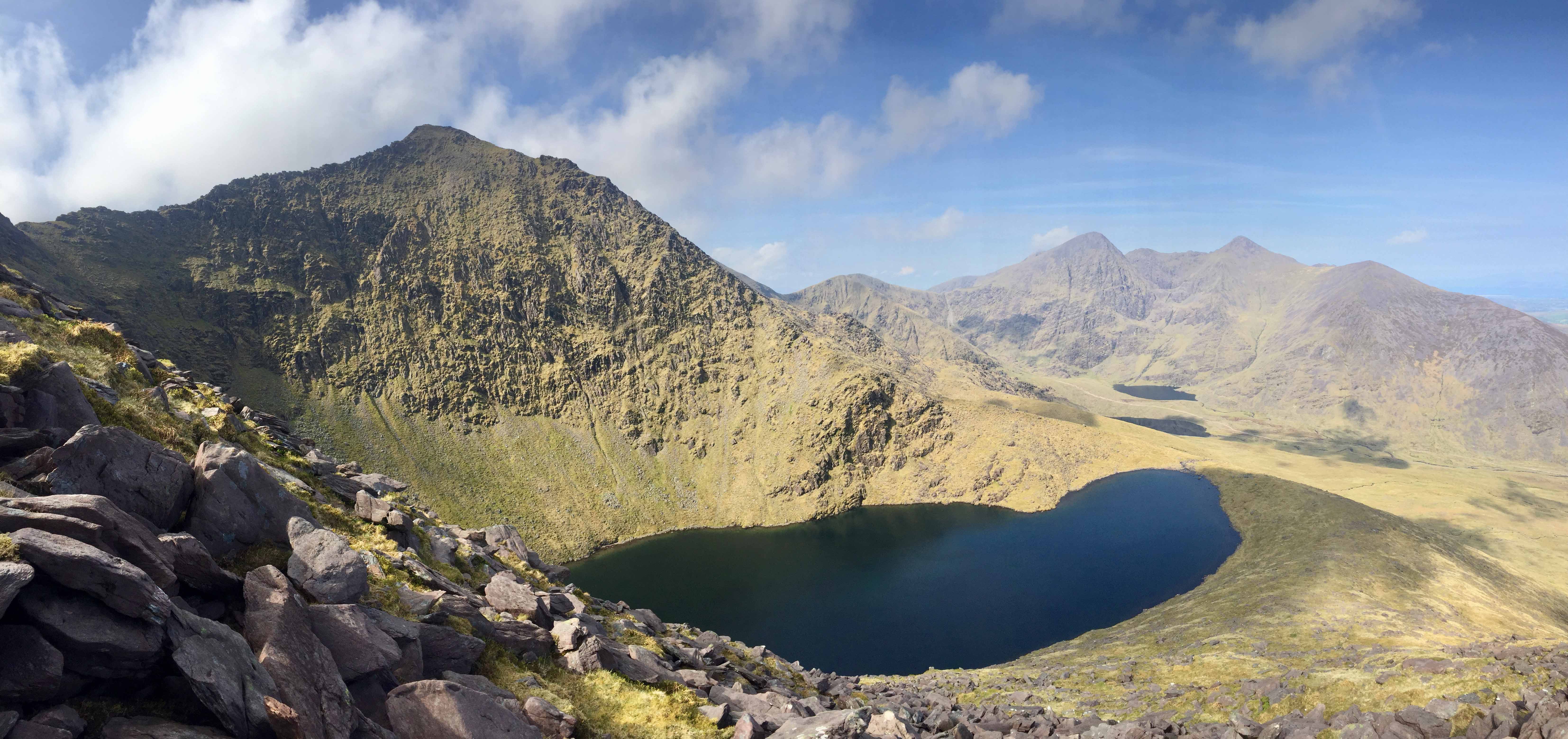 MacGillycuddy's Reeks, pegunungan tertinggi di Irlandia, terletak di County Kerry.