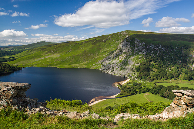 Pemandangan Taman Nasional Pegunungan Wicklow, yang menunjukkan lanskap khas dan vegetasi yang dipengaruhi oleh iklim laut.