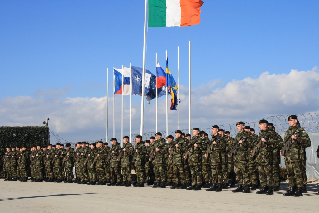 Prajurit Angkatan Darat Irlandia sebagai bagian dari Pasukan Kosovo, 2010.