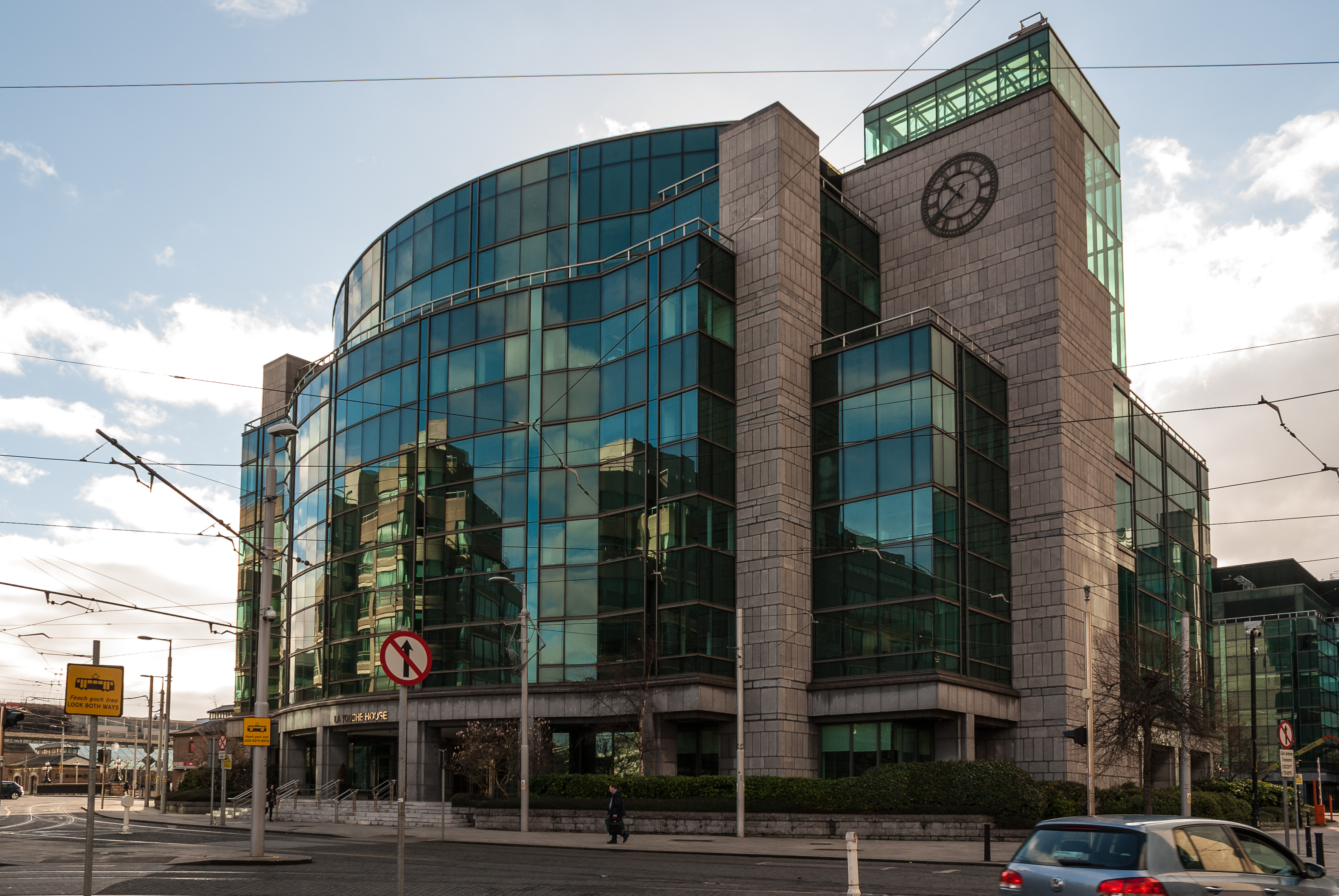 Pusat Jasa Keuangan Internasional di Dublin, pusat penting bagi perdagangan jasa keuangan.